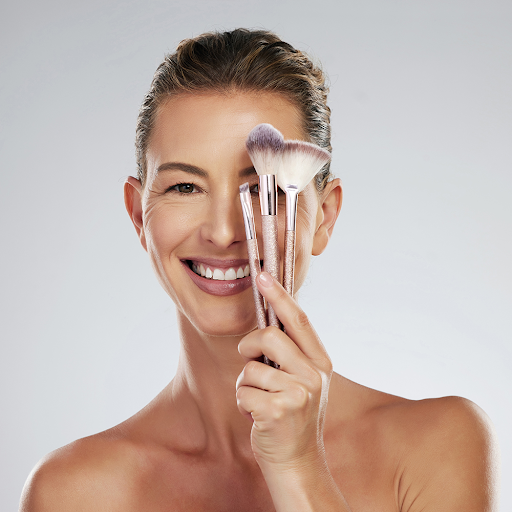 Makeup for Mature Skin: Tips and Tricks for a Youthful Glow