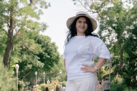 Linen Outfits for Warm May Days Without the Crumples