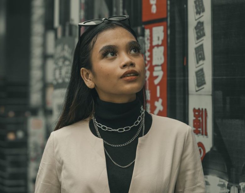 5 Statement Necklaces That Fix a Plain Outfit Fast